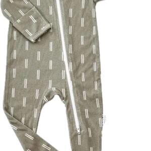 New size 3 months sleeper romper